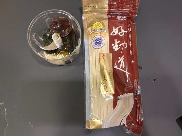 將準備好的皮蛋、剝皮辣椒及湯汁、蒜頭、芝麻、香油、醬油、糖倒入攪拌機搗碎均勻。