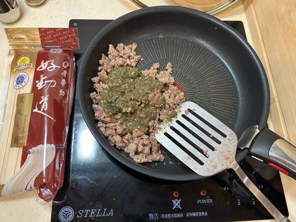 先將豬絞肉放入鍋中炒至８分熟，再倒入剛剛準備好的剝皮辣椒皮蛋泥拌炒，並沿鍋倒入米酒去腥提味，拌炒至熟(切記不要炒乾)