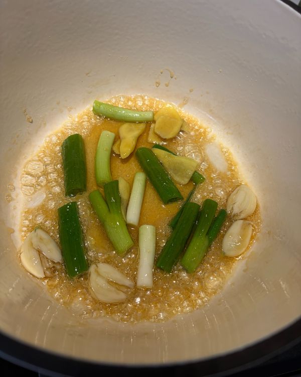 炒香蜂蜜與辛香料　
熱鍋加油，小火加入蜂蜜炒香，火不要太大以免炒焦，再放入蔥、薑、蒜拌炒一下。
