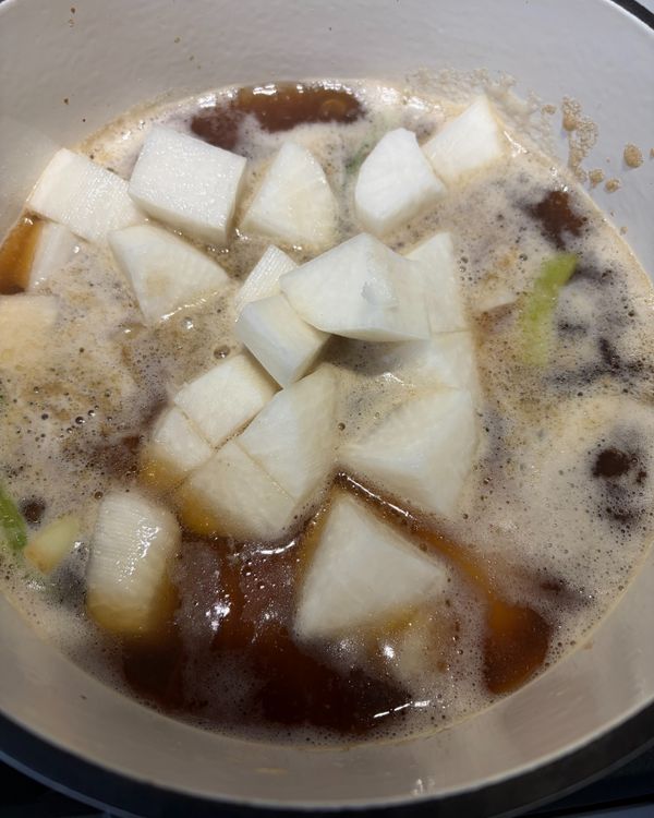 加入白蘿蔔燜煮　
放入白蘿蔔繼續燜煮，中途若湯太少再補充高湯，繼續煮 20-30 分鐘。