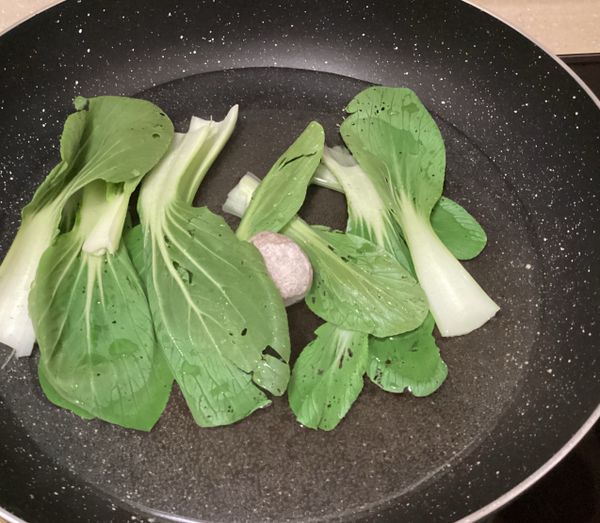煮一鍋熱水，放入洗好的青江菜跟貢丸煮滾
