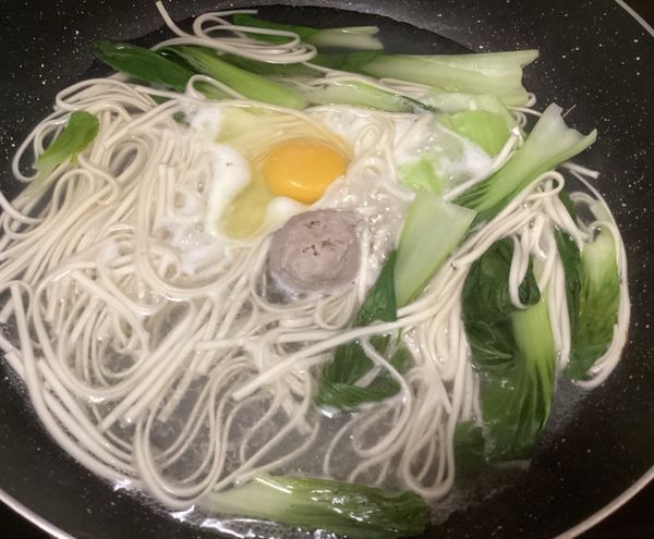 打入雞蛋一起煮，增加蛋香味