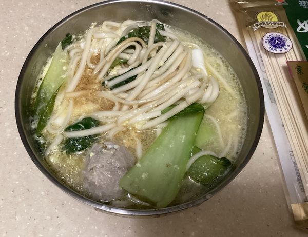 將碗倒入苦茶油跟醬油，再將所有的煮好的食材放入攪拌均勻就是一碗美味的統一好勁道家常麵條囉!!