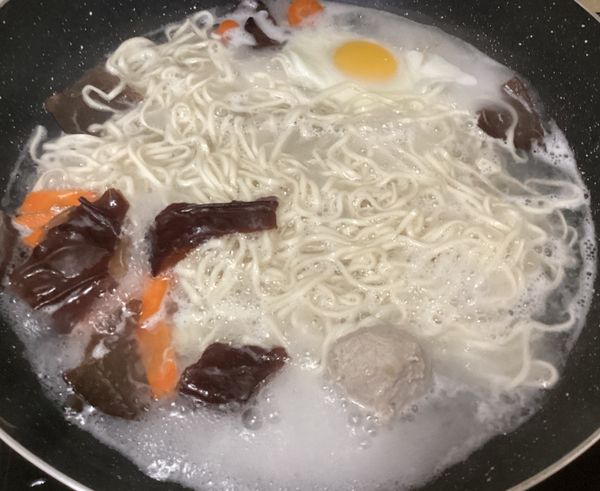加入黑木耳跟貢丸一起煮