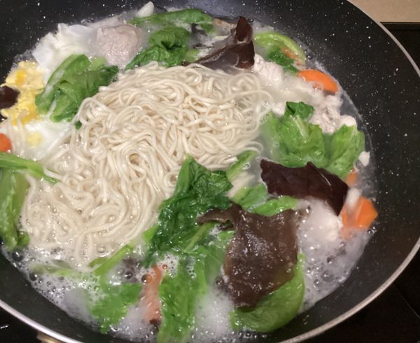 將統一好勁道家常麵條跟所有食材融在一起，倒入鹽巴調味就可以盛碗囉!