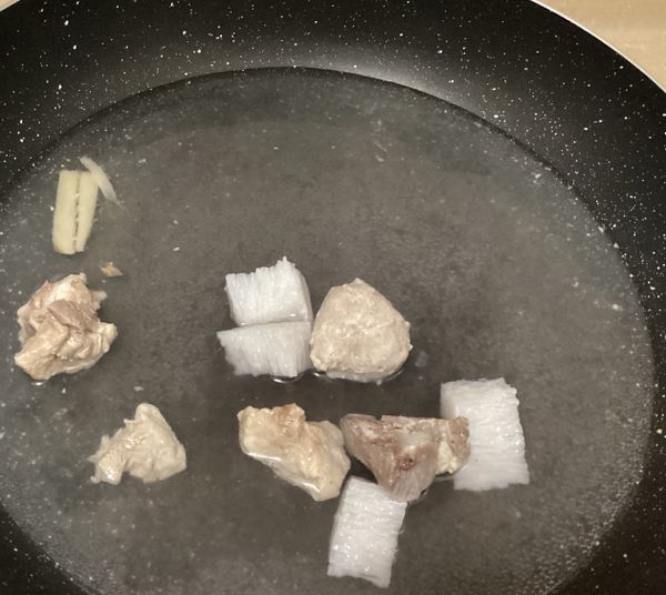 煮一鍋熱水，放入山藥跟排骨及薑片煮出味道