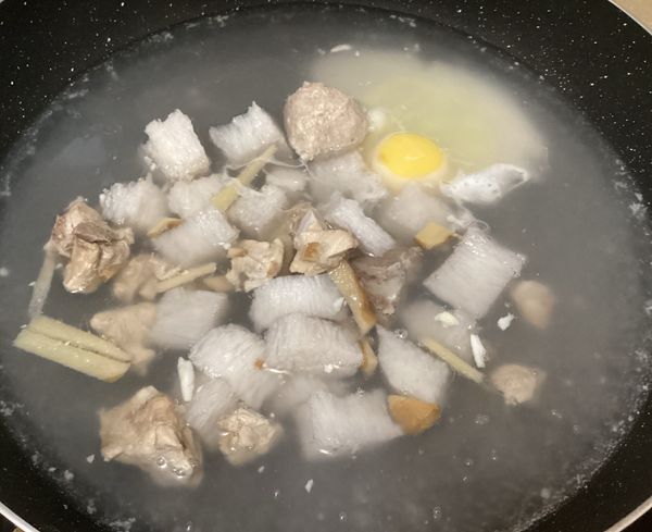 在打入一顆雞蛋一起煮滾