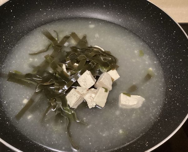 煮一鍋熱水，放入豆腐塊、海帶一起煮滾