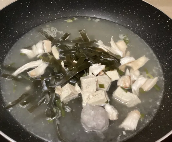 加入貢丸一起煮