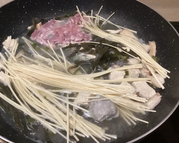 放入豬肉絲跟統一好勁道月見雞蛋風味麵