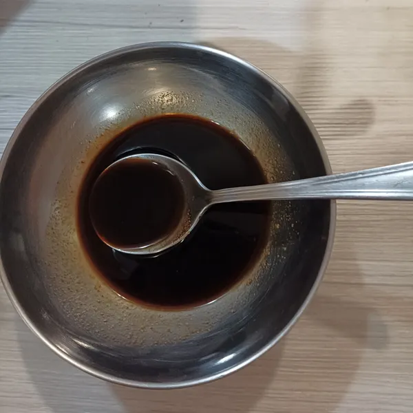 10分鐘后撈起，，，將醬油，糖，甜辣醬調好，，，