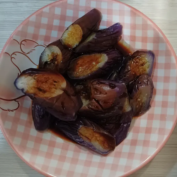 再將調好的醬汁，淋在茄子上，，，即是美味的醬汁拌茄子！！