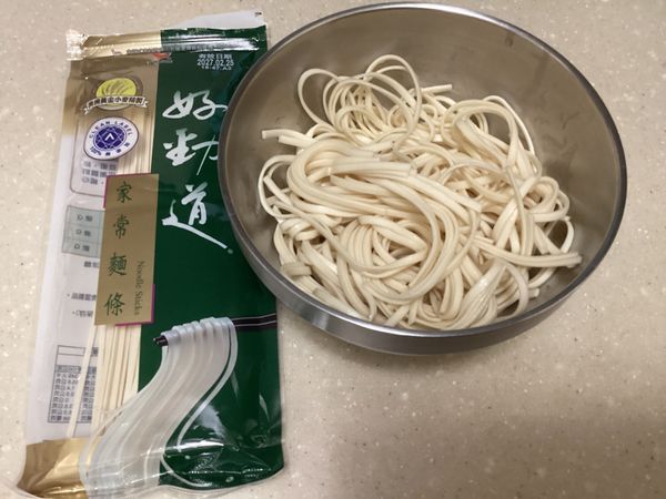 先將統一好勁道家常麵條煮軟備用