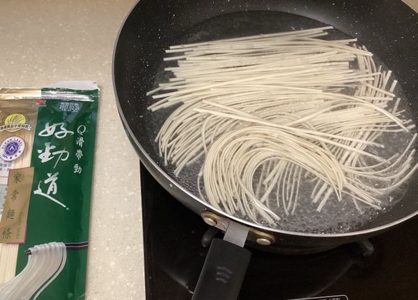 當然來跟主角拍個照