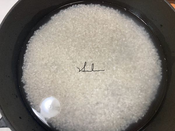 將米洗淨後和水1:1的放入鑄鐵鍋內煮。小火，蓋上鍋蓋約九分鐘後熄火，悶十分鐘。