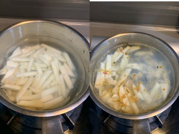 1、鍋中加水、筍跟少許煮筍的湯一起煮滾後小火滾5分鐘
2、加入適量鹽巴調味，下鮮蚵前要先開大火，一口氣將蚵全部下鍋後用湯匙畫一圈熄火蓋上鍋蓋悶5分鐘
3、開蓋加上九層塔、油蔥、胡椒粉即可
