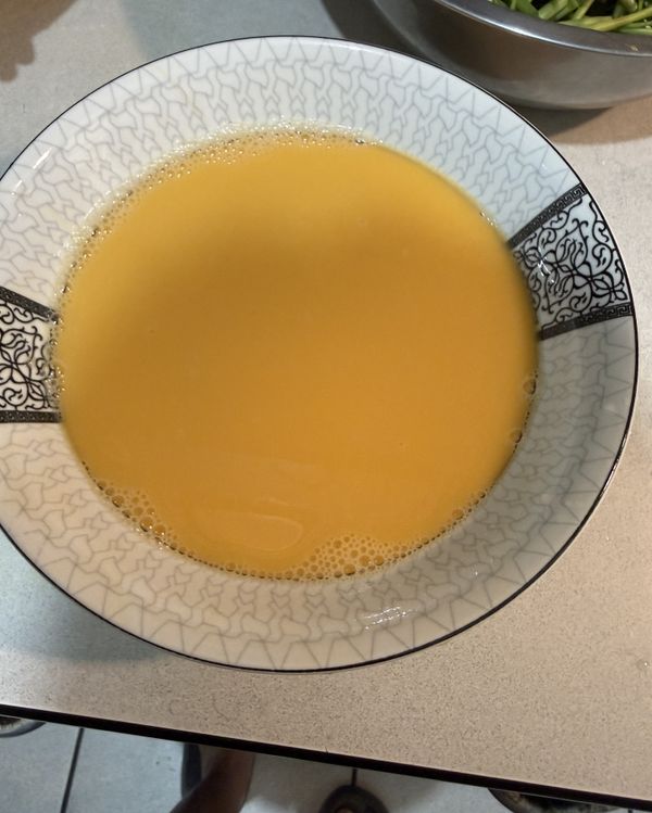 過篩完的雞蛋液倒入量杯或是秤重看剩下的蛋液剩多少，剩下的蛋液144ml加入288的高湯混合後輕輕攪拌