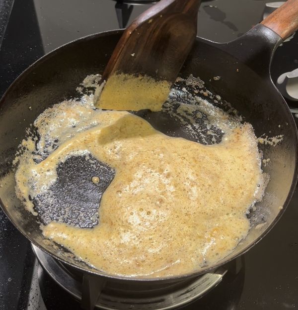 多油把鹹蛋黃煮起泡，煮成軟綿醬汁