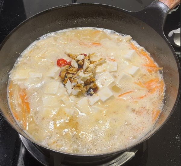 嫩豆腐和醬油鹹蛋黃們一起燜煮入味一下