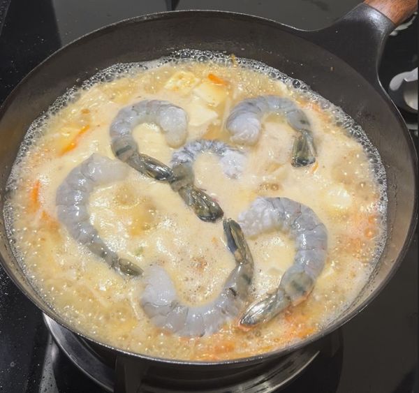 蝦子🦐入鍋半熟後加蟹腳🦀
