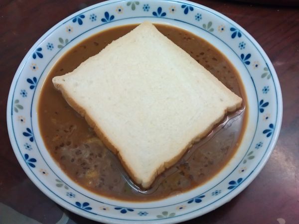 無糖豆漿微波20秒溫熱後，加入黑糖拌至溶解，再加入薑泥與打散的全蛋液拌勻。