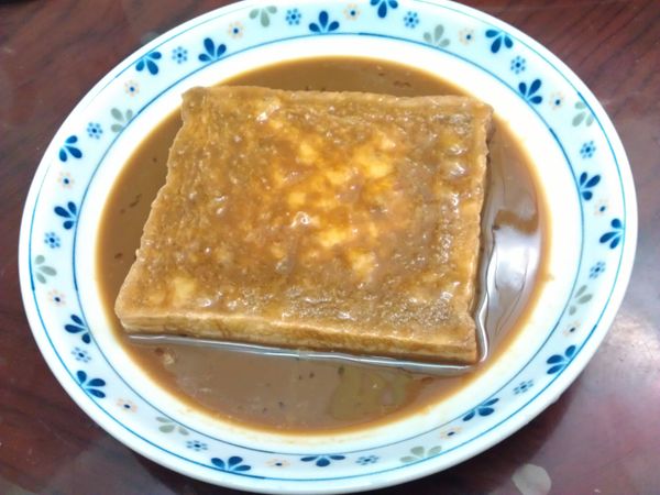 將吐司浸泡於準備好的蛋汁中，讓吐司兩面充份吸收蛋液。