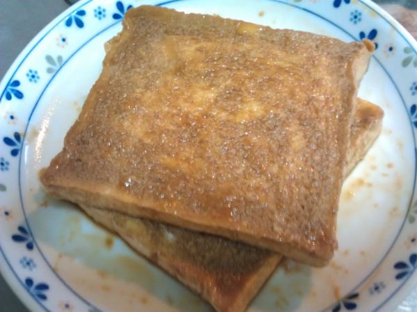 兩片吐司剛好可以吸收完所有蛋汁。