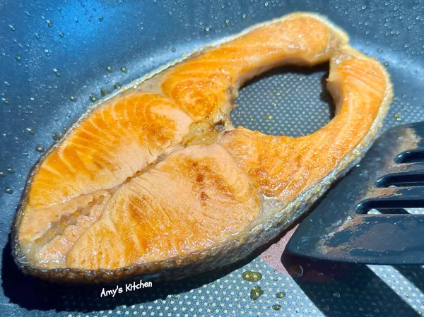 推到鍋邊瀝油，完成。

輪切魚怎判斷有沒有熟？
用眼睛看十字骨跟魚肉略分離，這樣魚肉就是熟了。
