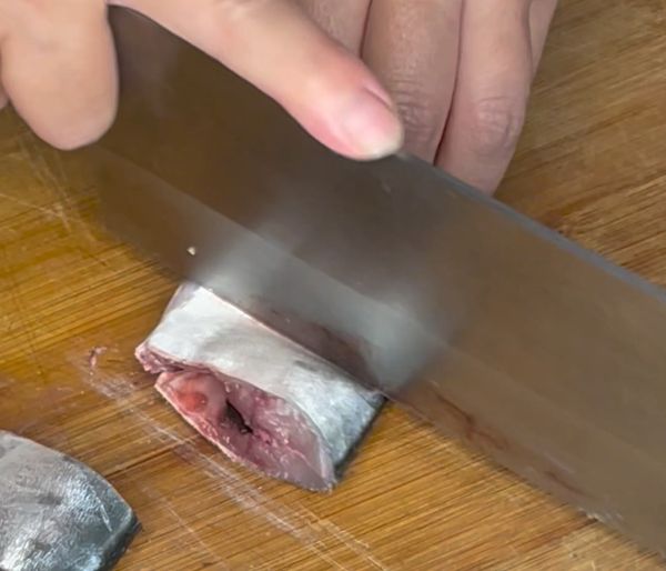 將刺蔥魚處理後，切成小塊備用