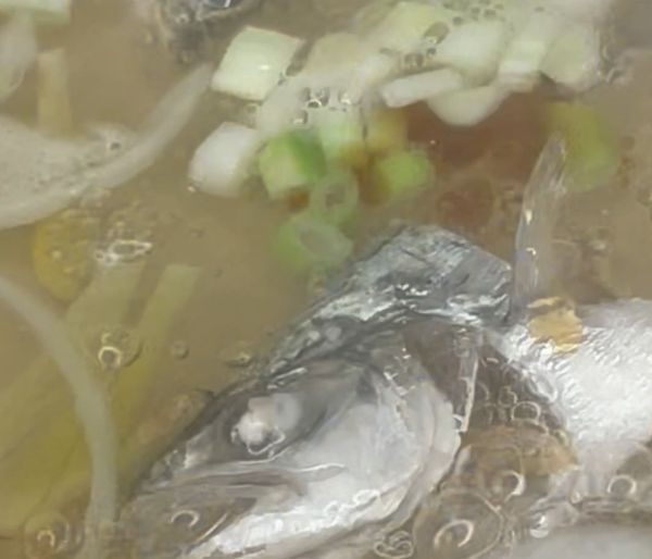 湯滾後加入少許鹽調味，再加入蔥花及香油即可熄火