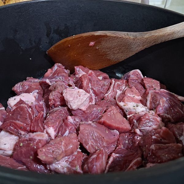 牛肉切丁成適合一口大小，用黑胡椒和少許羅勒葉香料還有鹽巴醃製幾分鐘。