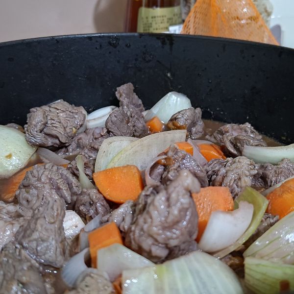 將剛剛煎好的牛肉置回鍋內一起翻炒，再燜蓋5分鐘左右。