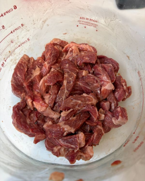 醃製牛肉　
將牛肉放入碗中加入醃料，充分抓勻後醃製至少 15 分鐘。