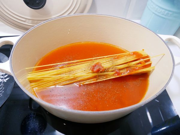 倒入水及香料粉稍微拌勻一下後煮至滾。