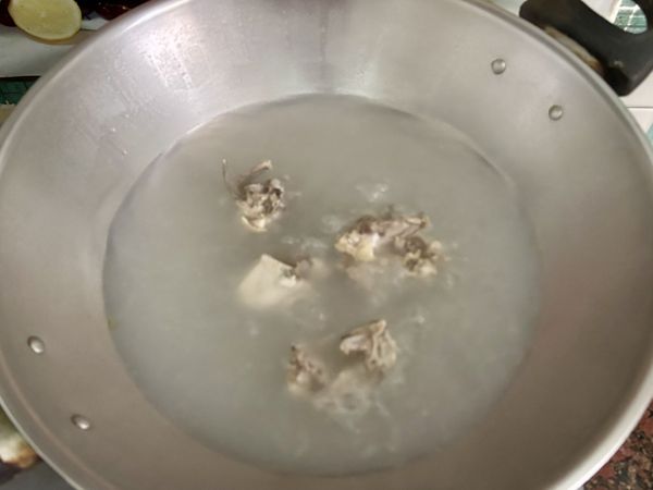 排骨或雞骨川燙洗淨，冷水下鍋大火煮滾後，轉中火燉煮15分鐘
