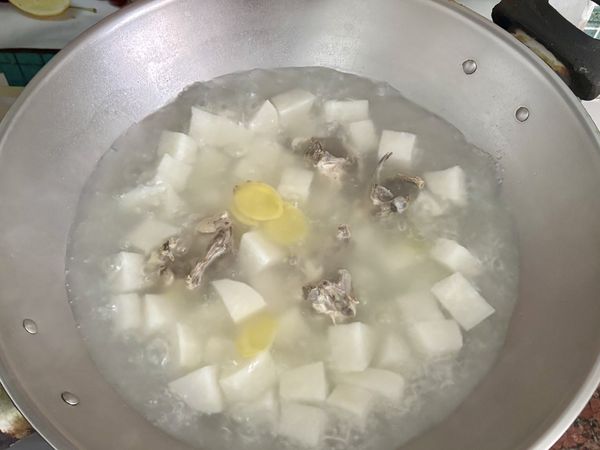 加入白蘿蔔與薑片續煮10分鐘