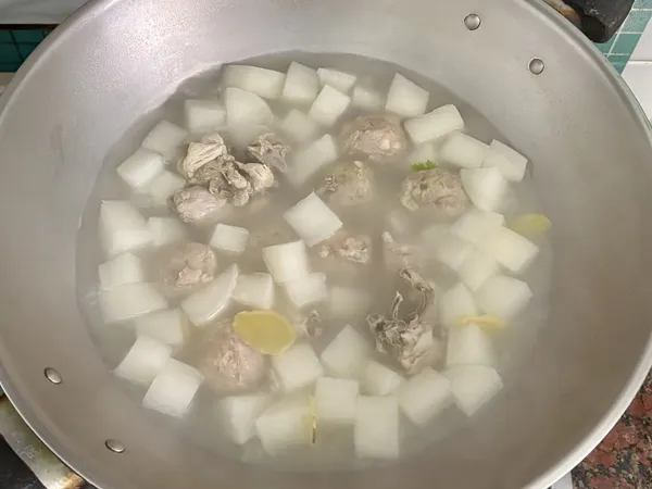 加入丸子與鹽巴調味，轉大火煮滾，撒上香菜即完成