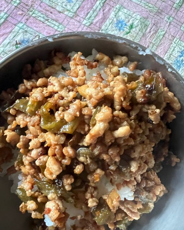 滷肉料舀在白飯上