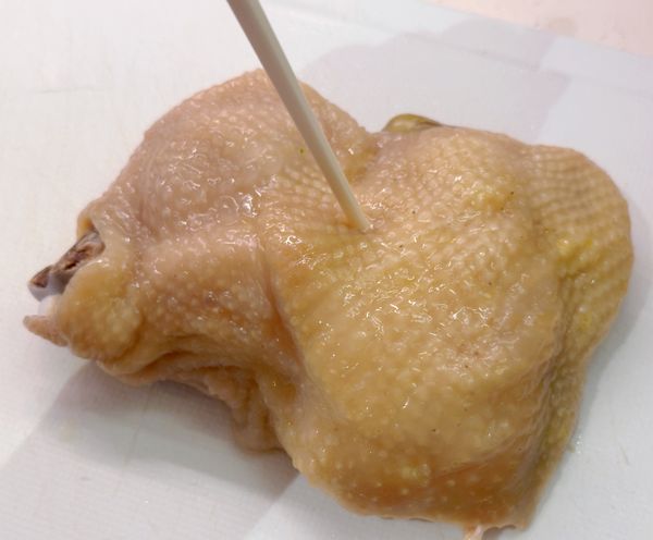 雞腿肉用筷子插入，取出沒血水乾淨的筷子就是熟了喔。
