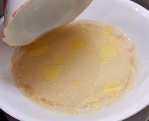 打開碗，這些都是美味的雞油！
備用等一下可調蔥油醬。
