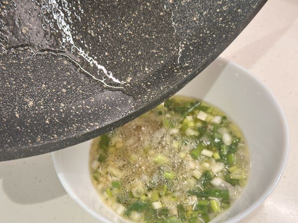 調蔥油醬：

準備小碗，放入蔥花、蒜末、薑末、胡椒粉、鹽，剛蒸完的雞汁2大匙
！

在鍋內將植物油跟香油混和加熱，再倒入碗中將蔥蒜嗆出香氣