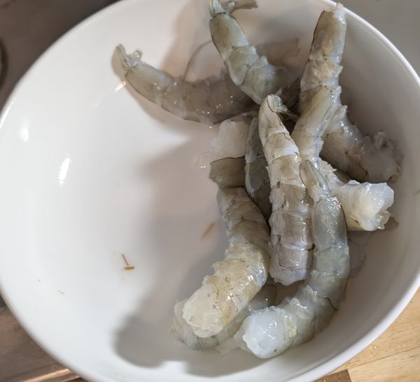 2. 去殼
建議：
全去殼（適合 meal prep） 或
去殼留尾（較有餐廳感）
保留蝦殼備用。