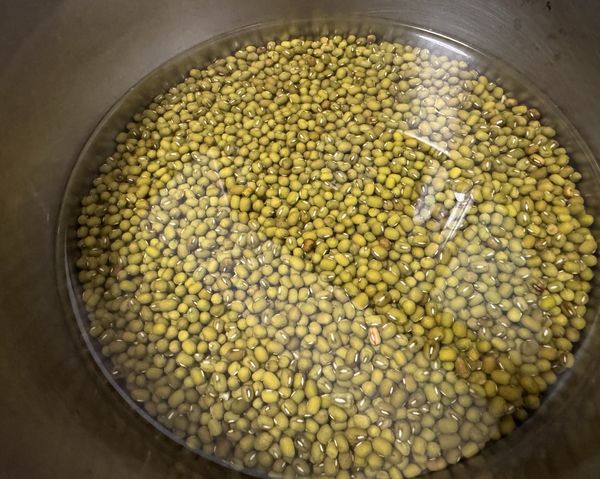 綠豆洗3次，泡水30分鐘