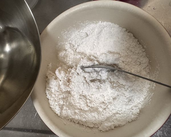 剛倒入很燙，可以先用湯匙輔助