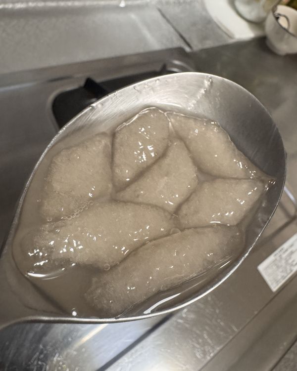 四周會呈現透明狀，然後蓋上蓋子，悶十分鐘