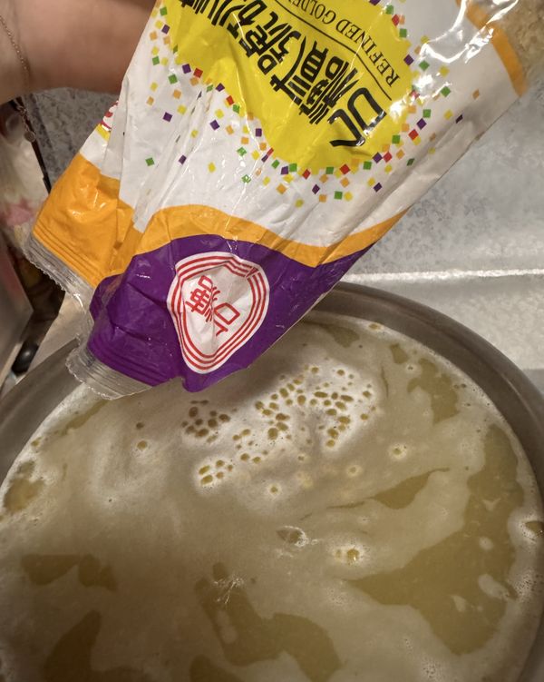 煮滾後，加入二砂糖（這部分也是看個人喜歡的甜度），煮滾、關火、蓋鍋蓋，放冷就能放冰箱