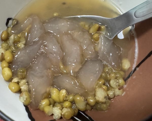 粉角濾掉水，加入綠豆湯