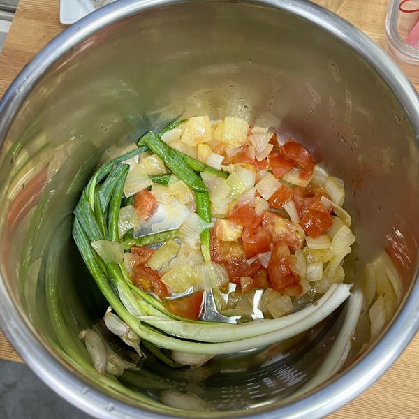 洋蔥及蕃茄切小塊，乾淨鍋中下油下洋蔥，炒軟後下蕃茄炒至出水。