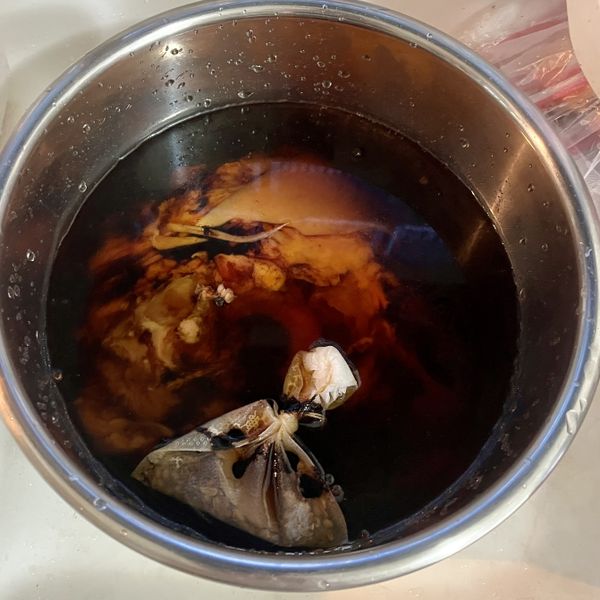 將洋蔥蕃茄、拍裂的薑、整支洗淨的蔥、帶皮蒜頭放入鍋中，再把所有香料放入香料袋同樣放入鍋中。加入兩碗水、蹄䠙、所有調味液體及糖，拌勻後再補水至水面蓋過食材。