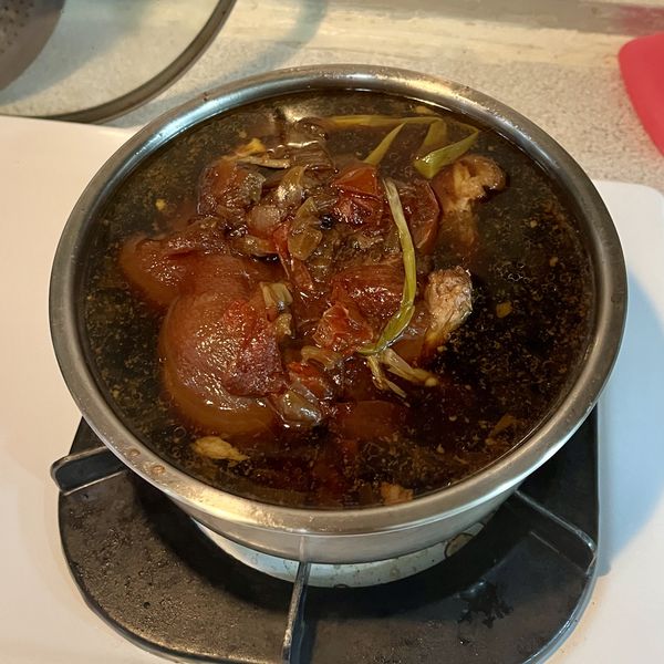 要吃之前，把要吃的量含滷汁放入電鍋，用一杯水蒸一次（約20分鐘），應該就會到皮彈肉軟筋好咬的程度，若不夠，就再蒸一次。如果想吃冷的，要蒸完後放涼，因為壓力鍋30分鐘的程度，離我想要的口感還差一些。
